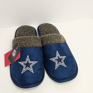 Perfect for fans, NFL Dallas Cowboys Blue Slippers Men’s 9/10